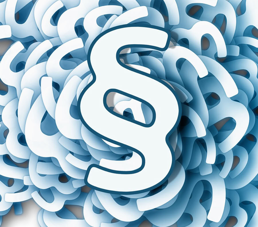 Ein erwachsener Motorradfahrer legt sich unter klarem Himmel in eine scharfe Kurve auf einer malerischen Bergstraße.